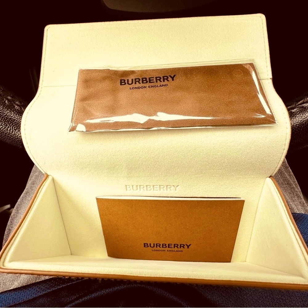 Burberry NEW Glasses Case *AUTHENTIC* w Burberry microfiber cleaning cloth